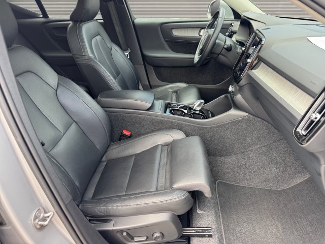 Used 2025 Volvo XC40 B5 Plus AWD/4WD image 16