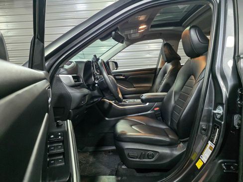 Used 2023 Toyota Highlander XLE image 13