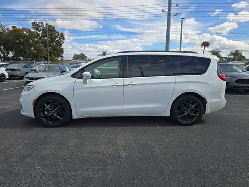 Used 2021 Chrysler Pacifica Touring w/ S Appearance Package image 5