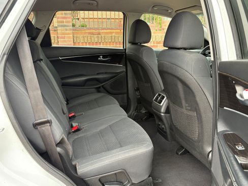Used 2020 Kia Sorento FWD V6 image 11