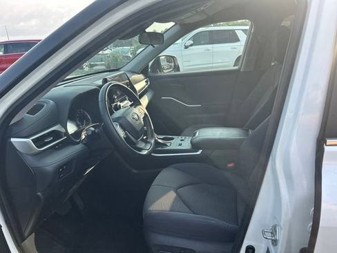 Used 2023 Toyota Highlander LE FWD image 9