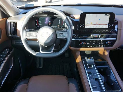 Used 2024 Nissan Pathfinder Platinum image 6