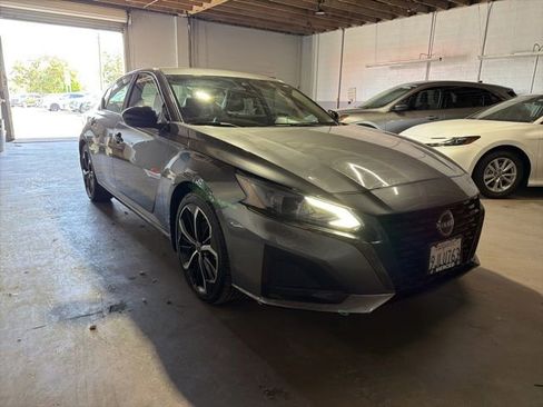 Used 2024 Nissan Altima 2.5 SR w/ SR Premium Package FWD image 3