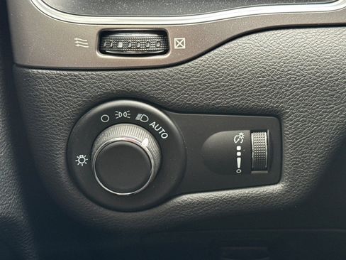 Used 2021 Jeep Cherokee Latitude FWD image 30