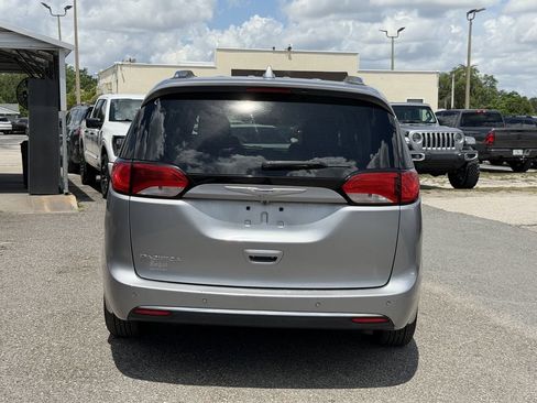 Used 2019 Chrysler Pacifica Touring-L FWD image 6