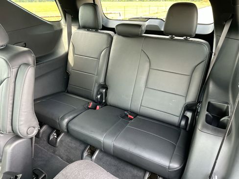 Used 2025 Chevrolet Traverse LT image 23