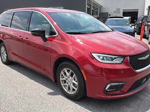 Used 2025 Chrysler Pacifica Select FWD image 5