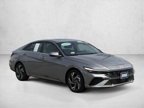 Certified 2025 Hyundai Elantra Limited FWD image 3