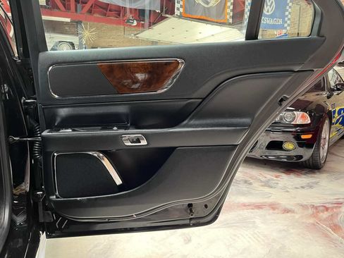 Used 2018 Lincoln Continental Premiere AWD/4WD image 27