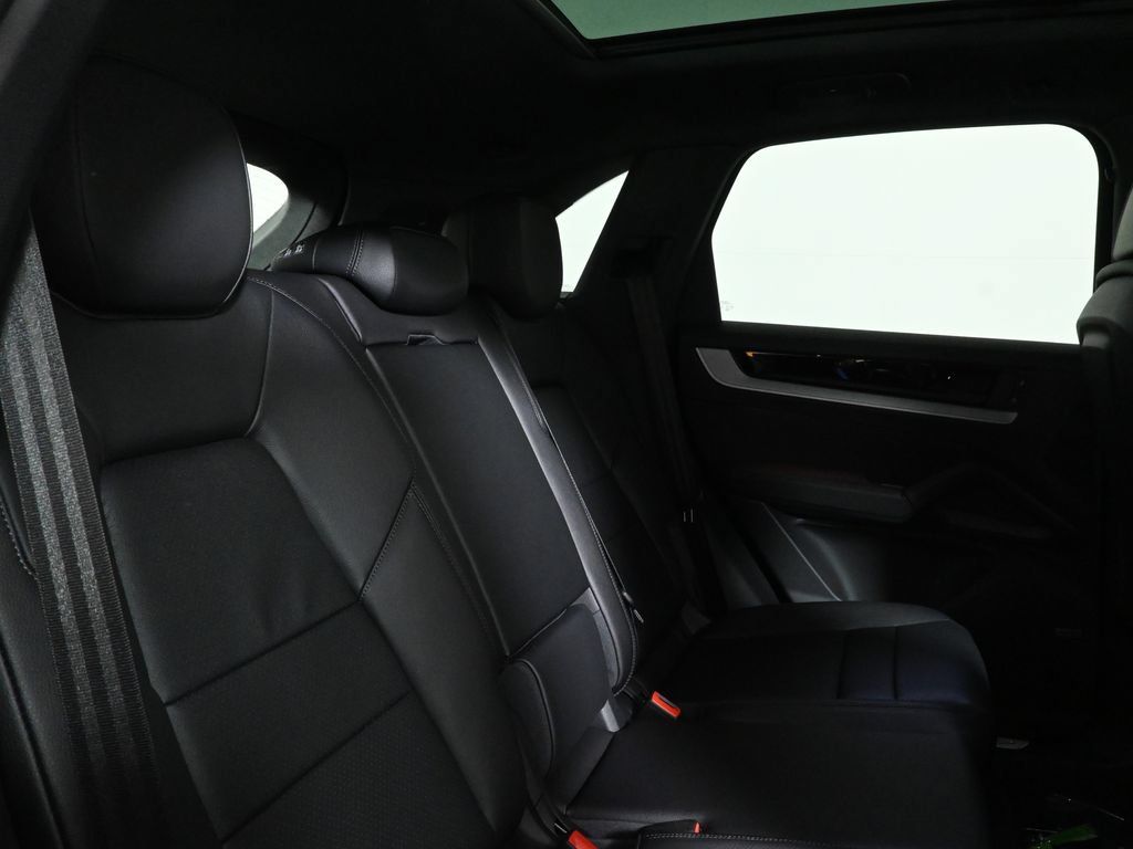 Used 2026 Porsche Cayenne AWD/4WD image 38
