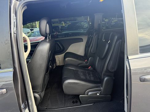 Used 2018 Dodge Grand Caravan SXT FWD image 12