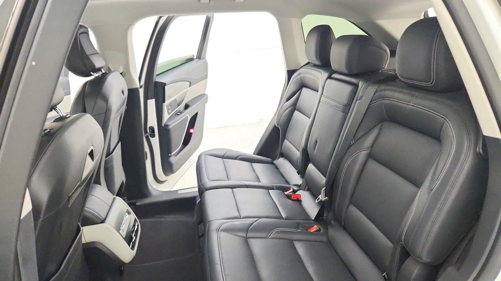 Used 2024 Lincoln Nautilus Premier w/ Equipment Group 102A AWD/4WD image 24