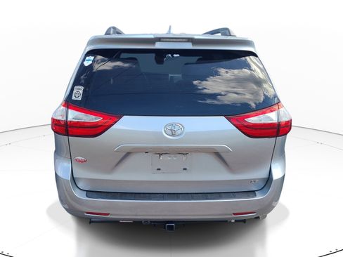 Used 2018 Toyota Sienna LE image 5