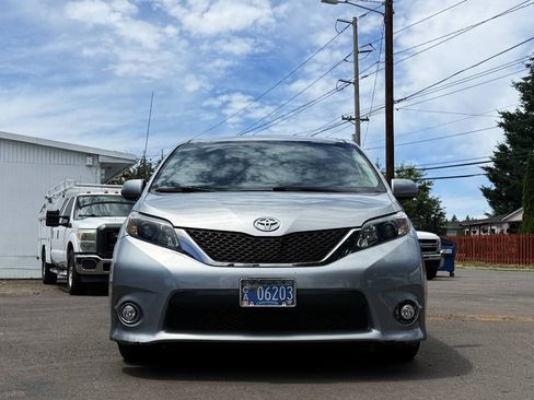 Used 2012 Toyota Sienna SE FWD image 7