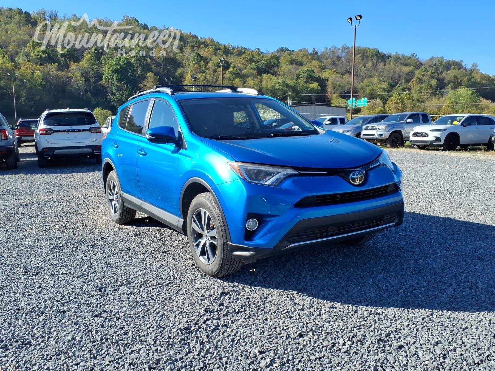 Used 2017 Toyota RAV4 XLE AWD/4WD image 3