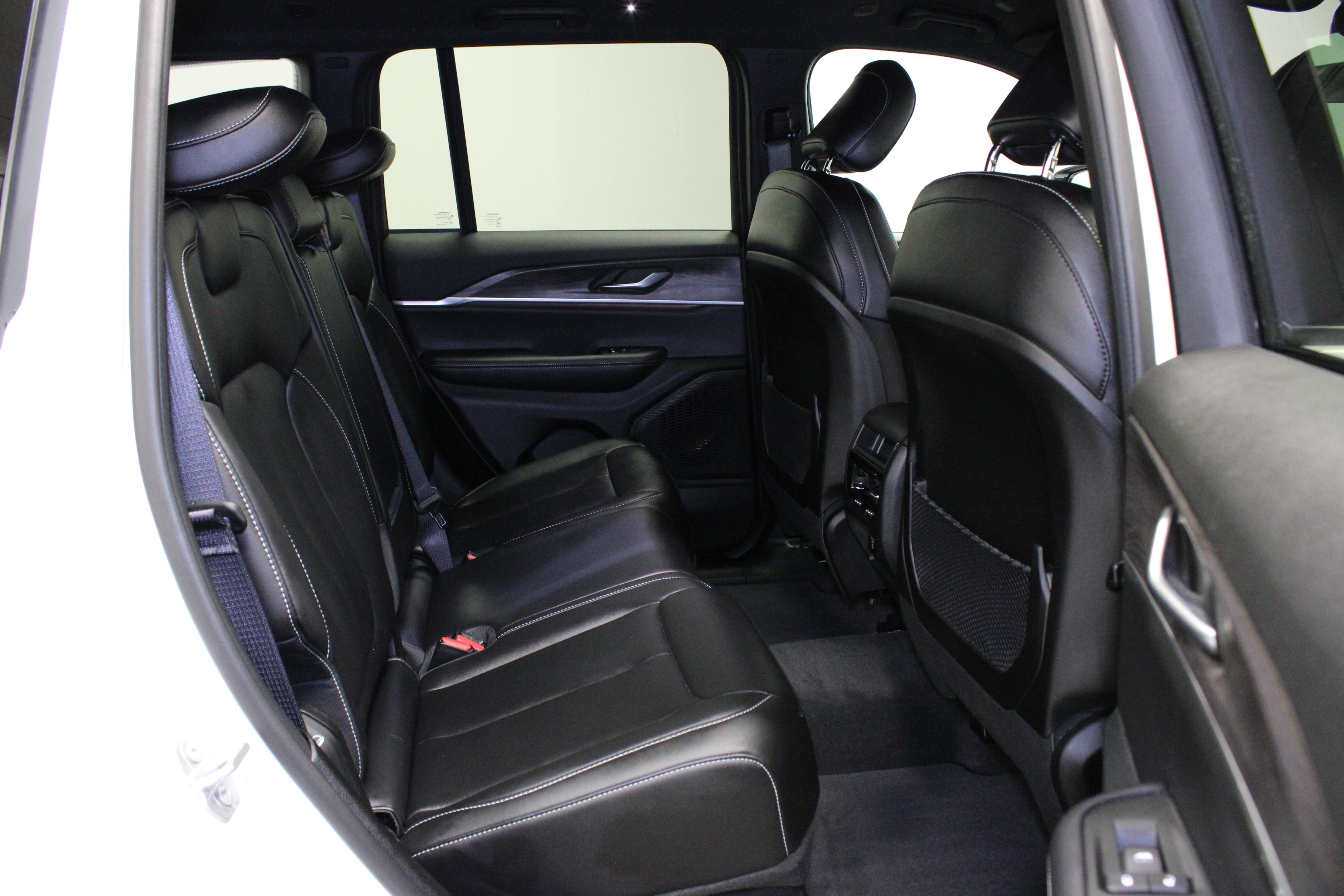 Used 2025 Jeep Grand Cherokee Limited AWD/4WD image 15