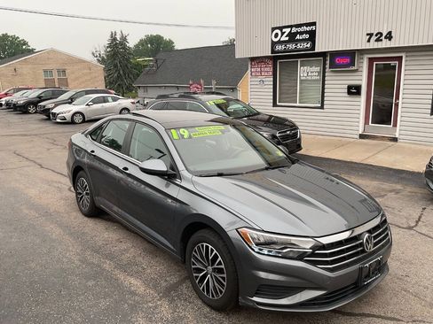 Used 2019 Volkswagen Jetta SE w/ Cold Weather Package FWD image 2