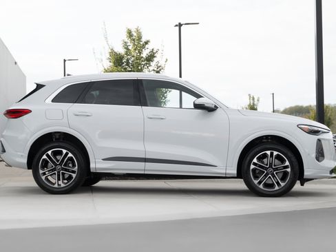 Used 2025 Audi Q5 Premium Plus w/ Premium Plus AWD/4WD image 3