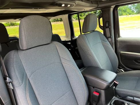 Used 2025 Jeep Wrangler Unlimited Sahara AWD/4WD image 36