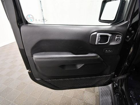 Used 2020 Jeep Gladiator Overland w/ Uconnect 4C Nav & Sound Group image 12