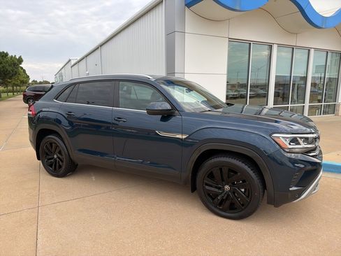 Used 2022 Volkswagen Atlas Cross Sport SE image 1