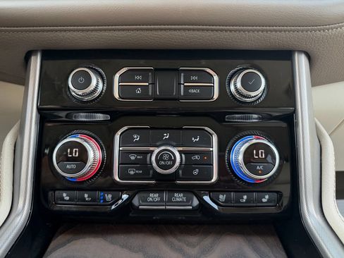 Used 2024 GMC Yukon XL Denali w/ Advanced Technology Package AWD/4WD image 19