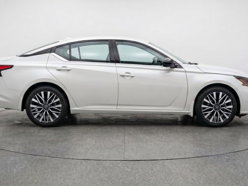 Used 2025 Nissan Altima 2.5 SV FWD image 11