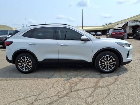 Used 2025 Ford Escape SE FWD image 6
