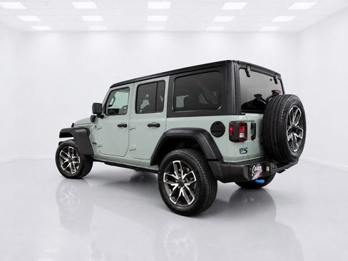 Used 2024 Jeep Wrangler Unlimited w/ Convenience Group AWD/4WD image 7