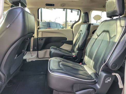 Used 2023 Chrysler Pacifica Limited image 11