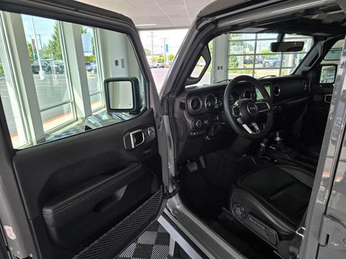 Used 2023 Jeep Wrangler Unlimited Sahara AWD/4WD image 19