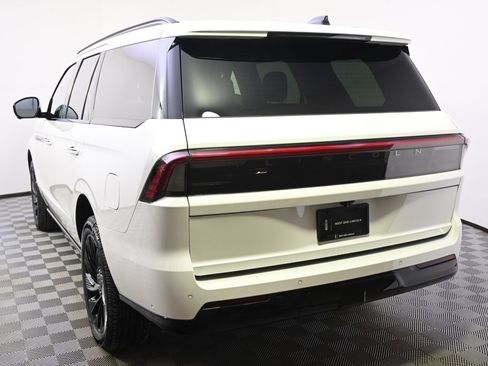 New 2025 Lincoln Navigator Reserve w/ Jet Appearance Package image 4