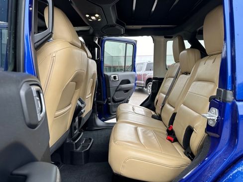 Used 2019 Jeep Wrangler Unlimited Sahara w/ Uconnect 4C Nav & Sound Group AWD/4WD image 12