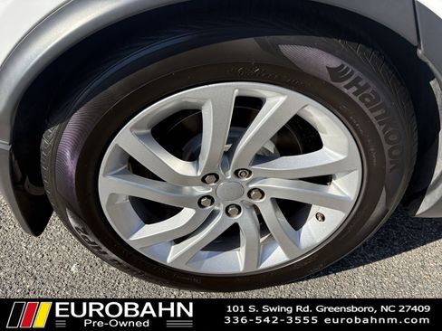 Used 2017 Land Rover Discovery HSE image 32