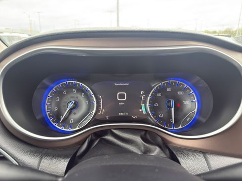 Used 2019 Chrysler Pacifica Touring-L Plus w/ Tire & Wheel Group FWD image 16