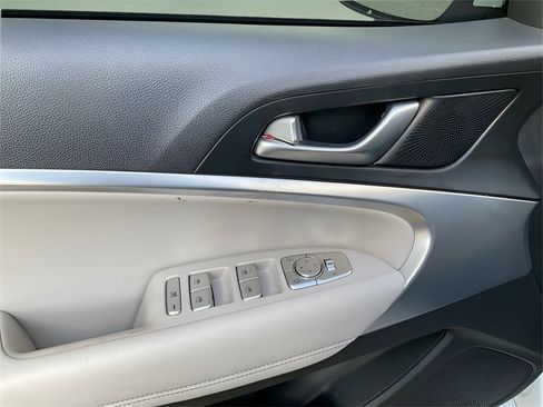 Used 2023 Genesis G70 2.0T image 17