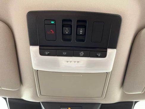 Used 2025 Nissan Pathfinder Platinum w/ Black Appearance Package FWD image 36