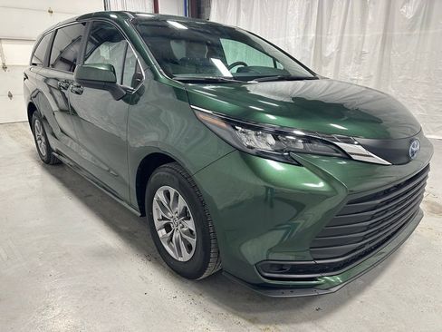 Used 2025 Toyota Sienna LE image 1