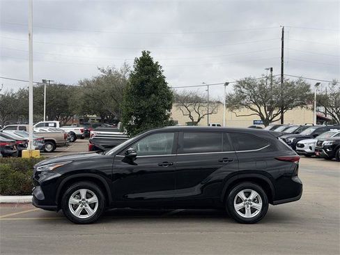 Certified 2024 Toyota Highlander LE image 4