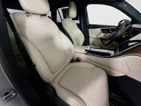 Used 2025 Mercedes-Benz GLC 350e 4MATIC image 37