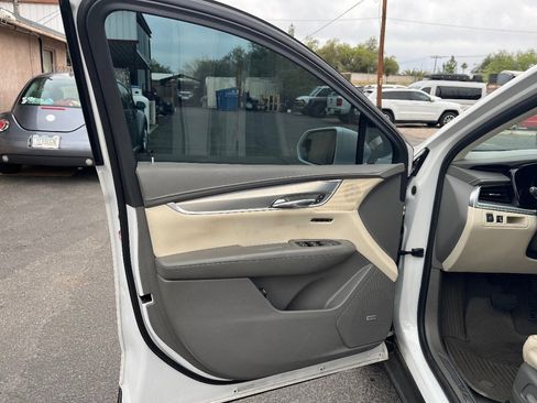 Used 2017 Cadillac XT5 Luxury w/ Driver Awareness Package AWD/4WD image 12