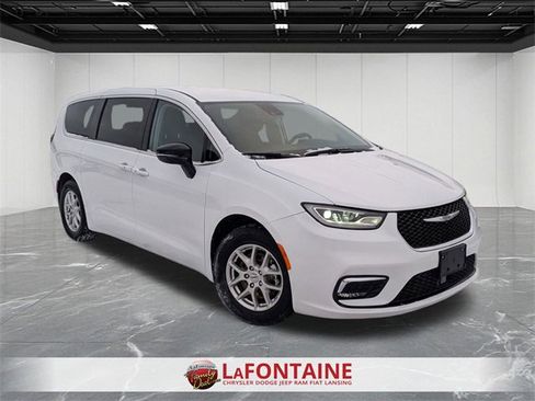 Used 2024 Chrysler Pacifica Touring-L image 7