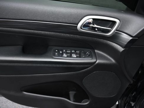 Used 2019 Jeep Grand Cherokee Altitude image 15