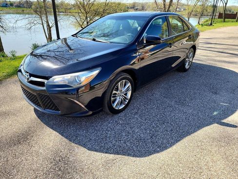 Used 2017 Toyota Camry SE image 1
