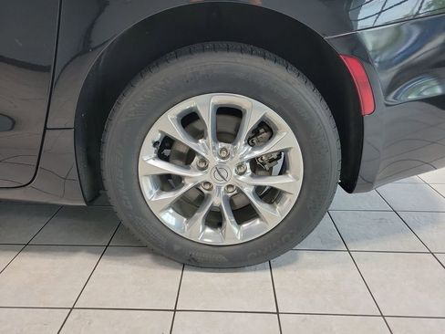 Used 2022 Chrysler Pacifica Touring-L AWD/4WD image 48