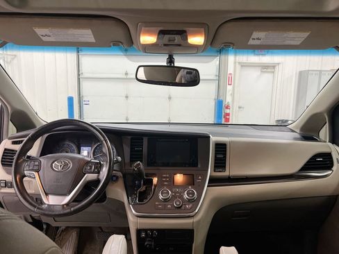 Used 2016 Toyota Sienna XLE Premium image 10