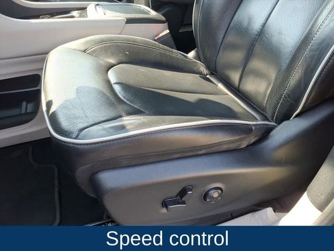 Used 2023 Chrysler Pacifica Limited image 18