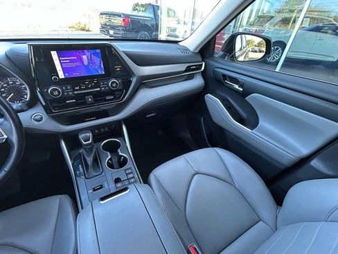 Used 2023 Toyota Highlander XLE FWD image 11