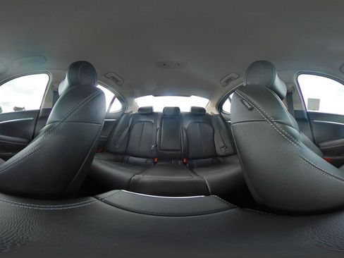 Used 2025 Genesis G70 2.5T image 37