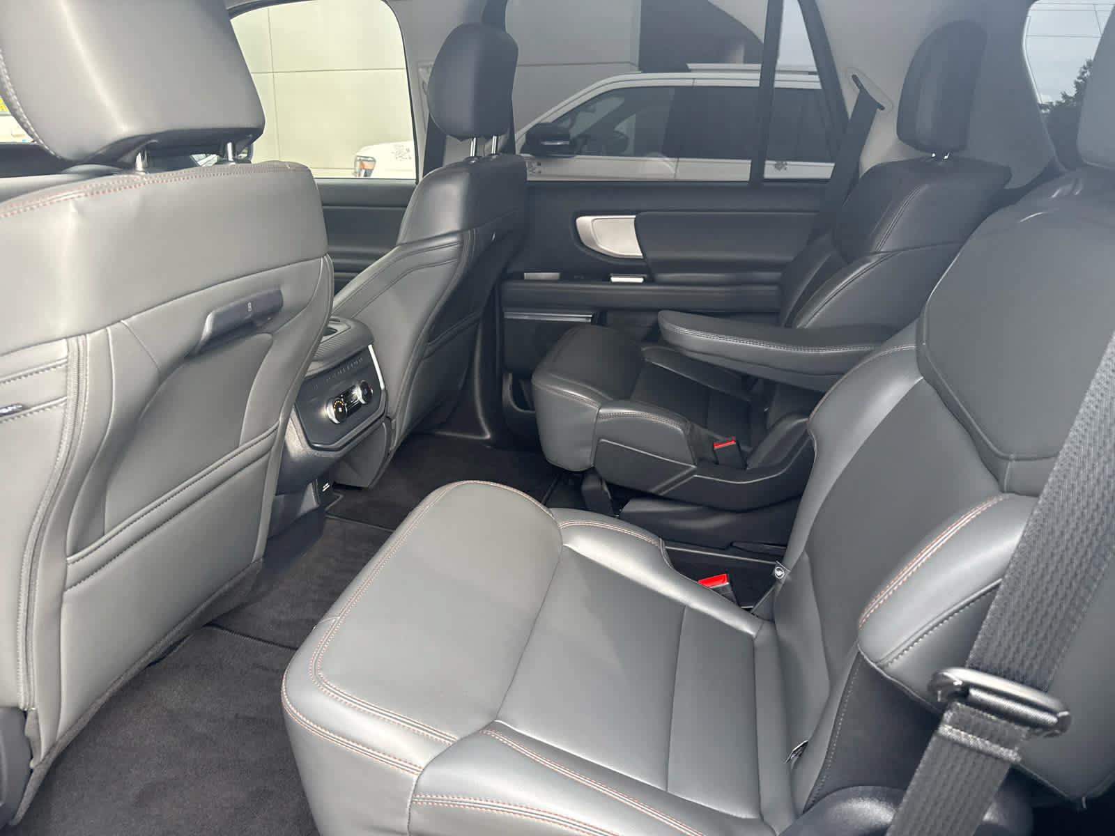 Used 2025 Ford Expedition Active RWD image 7
